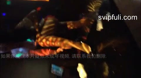 混血女神KTV三男一女，突然闯入的服务员被吓尿了